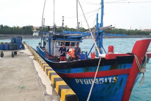 Trung tâm Dịch vụ Hậu cần – Kỹ thuật đảo Sinh Tồn hỗ trợ khắc phục hư hỏng cho tàu cá