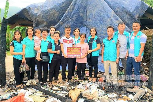 Chi Lăng: Hỗ trợ 14 triệu đồng cho gia đình bị cháy nhà