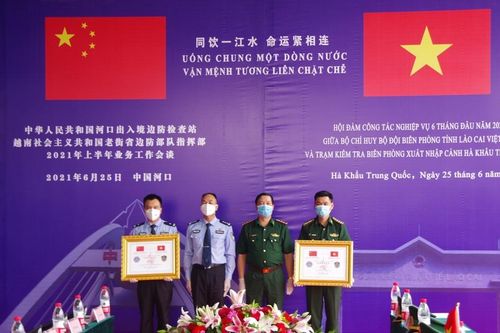 Hình ảnh búa liềm bên đường biên giới
