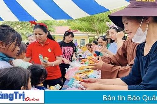 Trao quà trung thu cho 2.700 học sinh vùng Lìa