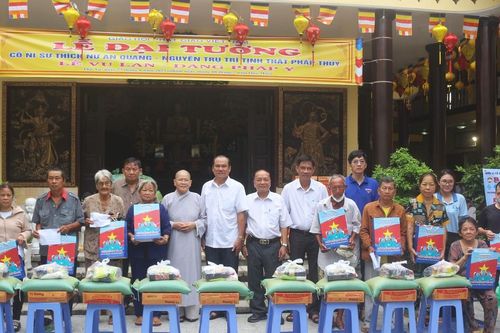 Các tự viện trên địa bàn Q.8 tặng quà từ thiện nhân mùa Vu lan