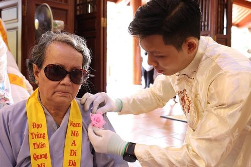 'Hoa hồng cài áo' dành cho người khiếm thị và các bệnh nhân trong mùa Vu lan - Báo hiếu