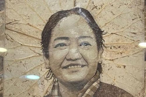 Độc đáo tranh chân dung nữ tướng Nguyễn Thị Định làm từ lá sen khô