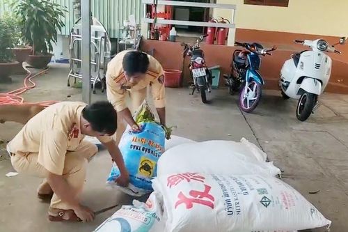 Phát hiện, tạm giữ nhiều hàng hóa nhập lậu đang trên phà qua sông Tiền