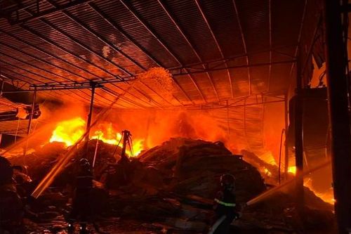 Hàng nghìn mét nhà xưởng bị thiêu rụi trong đêm