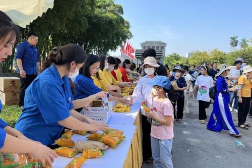 Tặng 20.000 suất quà cho du khách vào Lăng viếng Bác trong ngày 2/9