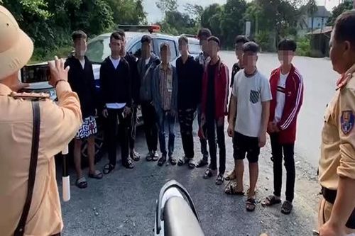 Xử phạt nhiều tốp thanh, thiếu niên phóng xe máy gầm rú trên cao tốc
