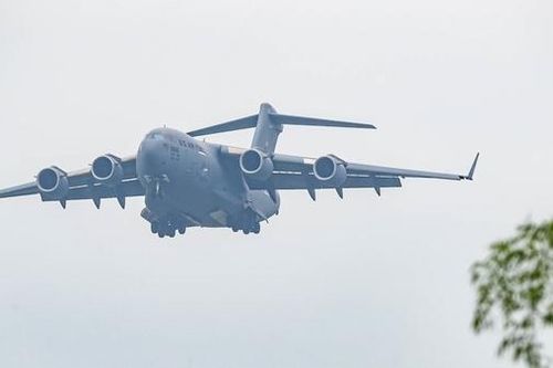Vận tải cơ C-17 của Mỹ tới Hà Nội