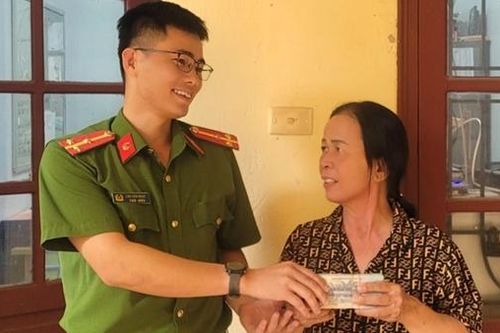 Trao trả 115 triệu đồng cho người phụ nữ suýt bị lừa đảo
