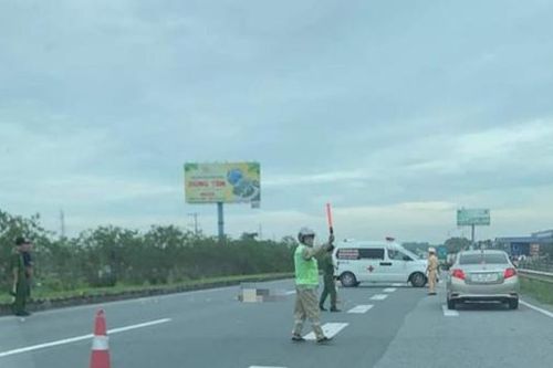 Người đàn ông có biểu hiện kỳ quặc rồi lao vào đầu xe trên cao tốc