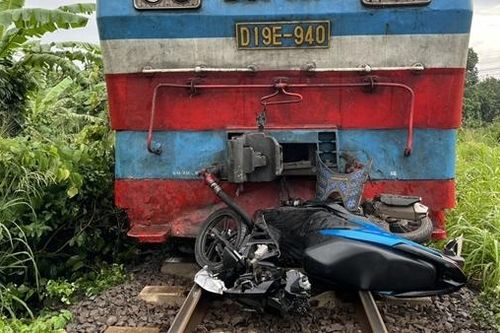 Cố lách, vượt rào chắn, đôi nam nữ bị tàu hỏa tông tử vong