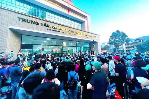 Du khách đông nghẹt cửa khẩu Lào Cai