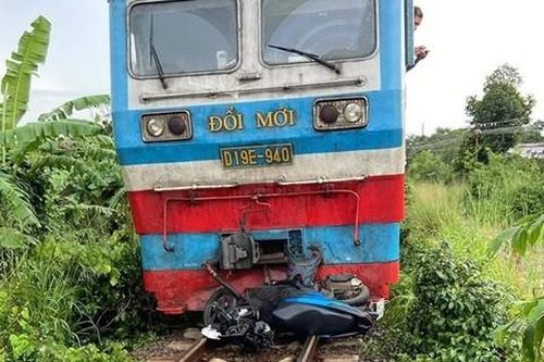 Đồng Nai: Tàu hỏa tông xe máy, đôi nam nữ trẻ tuổi tử vong