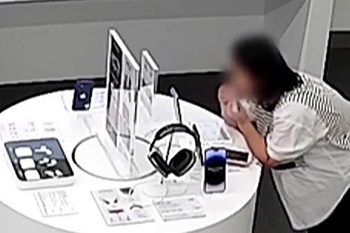 Dùng răng cắn đứt dây báo động, người phụ nữ lấy trộm chiếc iPhone