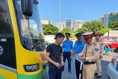 Lực lượng cảnh sát và thanh tra giao thông Hà Nội phối hợp xử lý vi phạm an toàn giao thông
