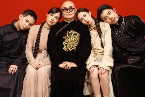 Gia đình Xuân Hinh tái hiện ảnh 10 năm trước