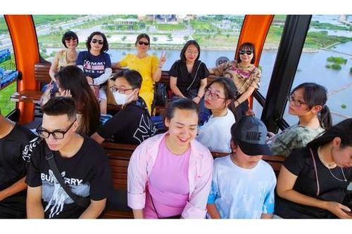 Nghỉ lễ, du khách nườm nượp đổ về Hải Phòng, Quảng Ninh