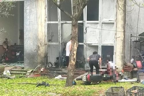 Nghi vấn nổ khí gas, bố mẹ và con trai bị thương