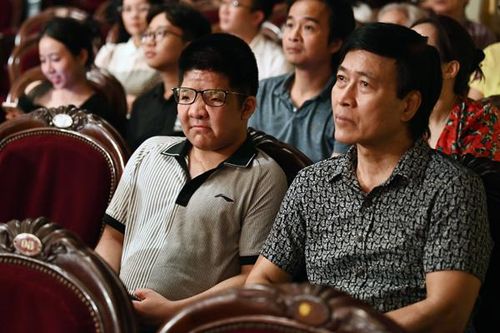 Bé Bôm cùng nghệ sĩ Quốc Tuấn đến xem hòa nhạc 'Điều còn mãi'