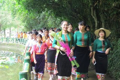 Hàng vạn người dân về thăm quê Bác trong ngày Tết Độc lập