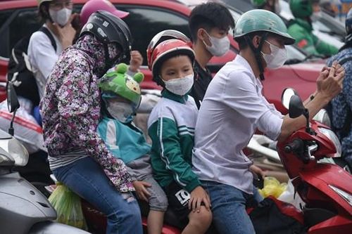 Người dân lỉnh kỉnh đồ đạc trở lại Thủ đô, nhiều tuyến đường ùn ứ kéo dài
