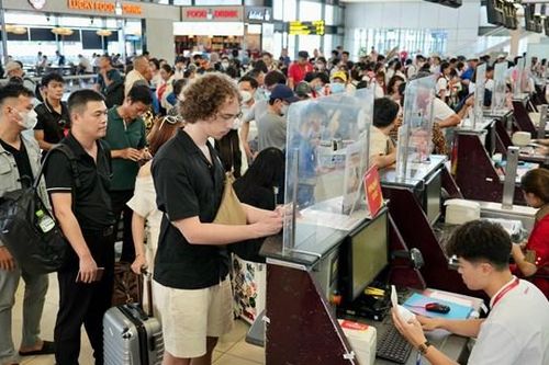 Ngày cuối kỳ nghỉ lễ 2-9: Sân bay, ga tàu, bến xe đông nghịt người