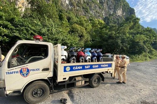 Phát hiện nhóm thanh, thiếu niên chạy xe máy trên cao tốc Pháp Vân-Cầu Giẽ