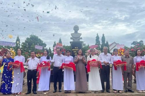Bến Tre khánh thành tượng nữ sĩ Sương Nguyệt Anh