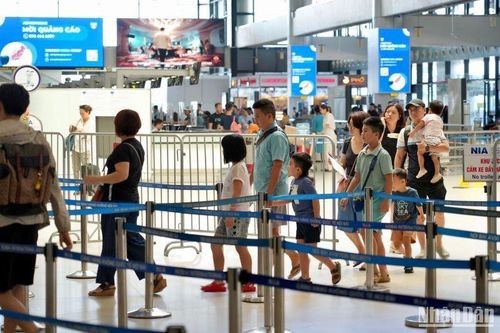 Ngày cuối nghỉ lễ, lượng khách qua sân bay Nội Bài tăng