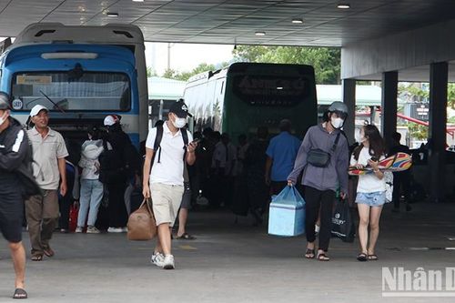 Đông người dân và học sinh trở lại Đà Nẵng sau kỳ nghỉ lễ