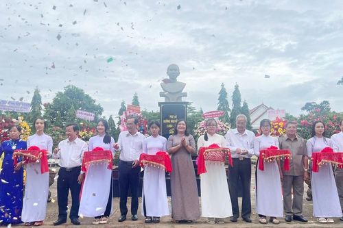 Khánh thành tượng Nữ sĩ Sương Nguyệt Anh