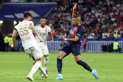 Man United lại thảm bại trên sân Arsenal, PSG thắng đậm Lyon