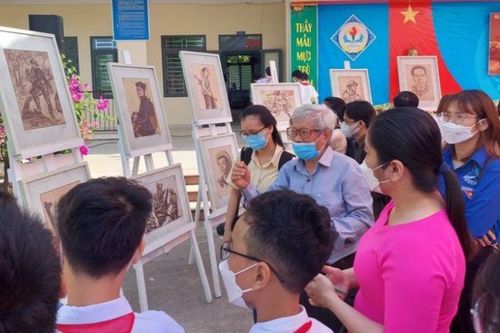 Dạy môn Giáo dục địa phương vừa 'xếp hàng' vừa 'chạy'