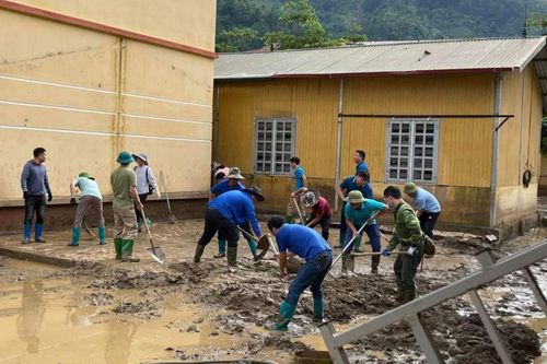 Giáo viên vùng lũ gác việc nhà, lo việc trường