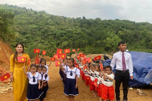 Lần đầu tiên học sinh ở nóc '3 không' nghe tiếng trống khai trường
