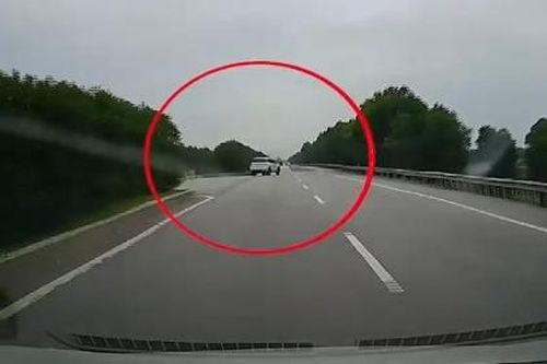 Nhập làn thiếu quan sát, tài xế suýt gây tai nạn ở làn 100km/h trên cao tốc Hà Nội - Thái Nguyên