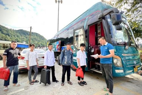 Lào Cai: Hãng xe khách miễn phí vé xe cho tân sinh viên xuống Hà Nội nhập học