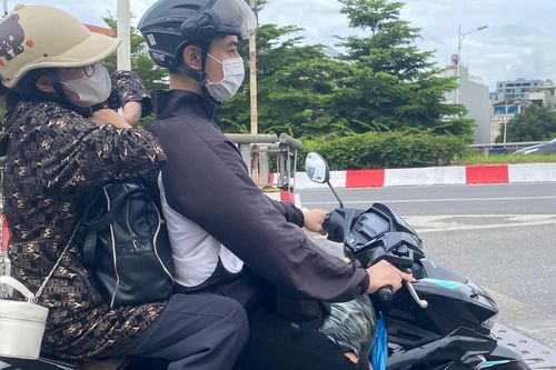 Người dân lỉnh kỉnh đồ đạc quay trở về Hà Nội sau kỳ nghỉ Lễ