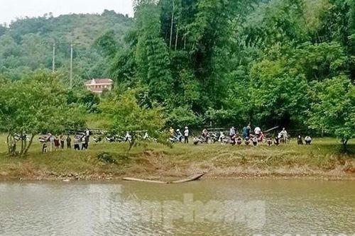 Bé gái 3 tuổi rơi xuống suối tử vong