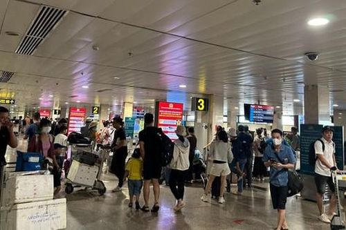 Sân bay Tân Sơn Nhất tấp nập trong ngày cuối nghỉ lễ