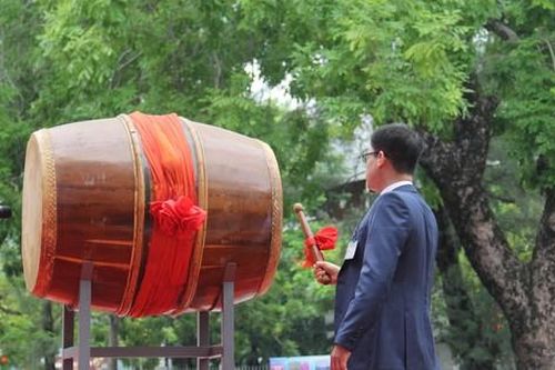 Lãnh đạo Quảng Ngãi dự khai giảng nhưng không phát biểu, đánh trống