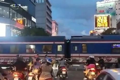 Bất ngờ lao vào giữa đường ray, người đàn ông bị tàu cán tử vong