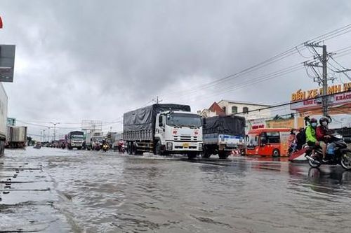 Triều cường tràn Quốc lộ 1, ùn tắc cục bộ tại Vĩnh Long