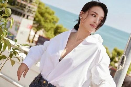 Thời trang hút ống kính của Thư Kỳ ở tuổi 49 tại LHP Venice