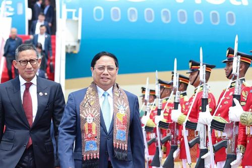 Thủ tướng đến Indonesia, bắt đầu tham dự Hội nghị Cấp cao ASEAN 43