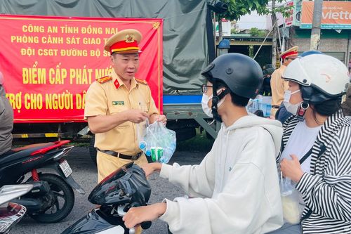 CSGT Đồng Nai tặng hơn 100.000 chai nước cho người đi đường