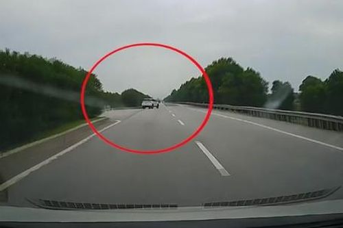 Xe Toyota Fortuner 'ú òa' ở làn 100km/h trên cao tốc Hà Nội - Thái Nguyên