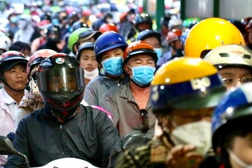 Người dân đổ về TP.HCM sau nghỉ lễ, giao thông ùn ứ nhiều nơi