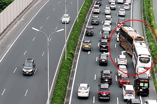 Xe khách luồn lách, 'chiếm' làn khẩn cấp cao tốc Pháp Vân - Cầu Giẽ