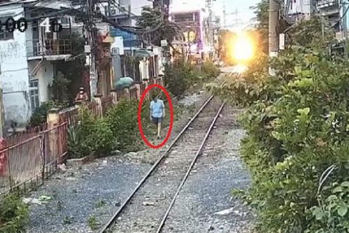 Lao ra đường ray, người đàn ông bị tàu hỏa đâm tử vong